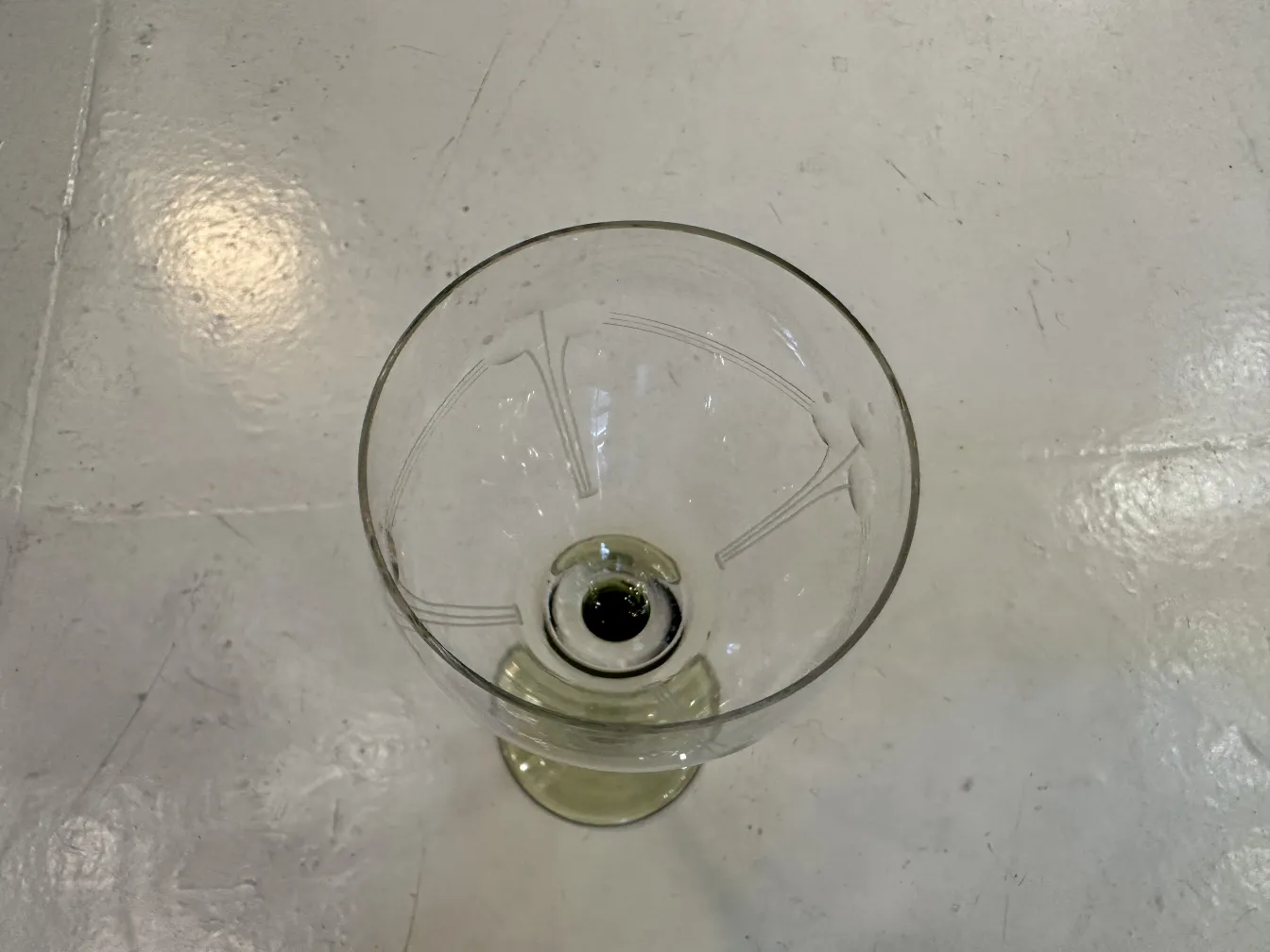 6个古董杯子的顶部视图，带有装饰细节