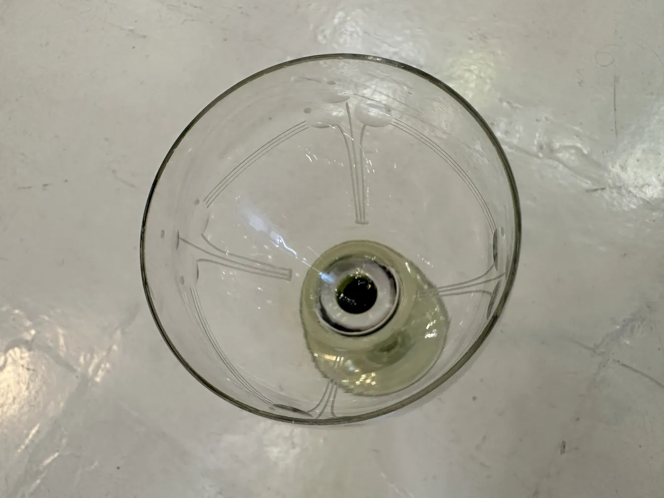 عرض علوي لـ 6 أكواب قديمة بتصميمات