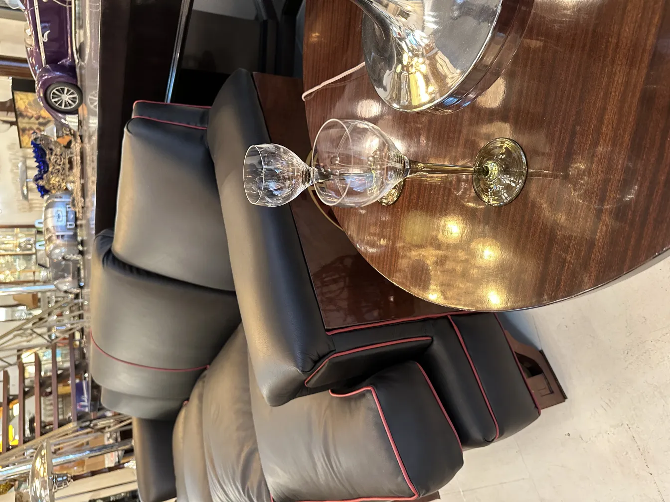 6 copas antiguas de cristal en una mesa con sofá