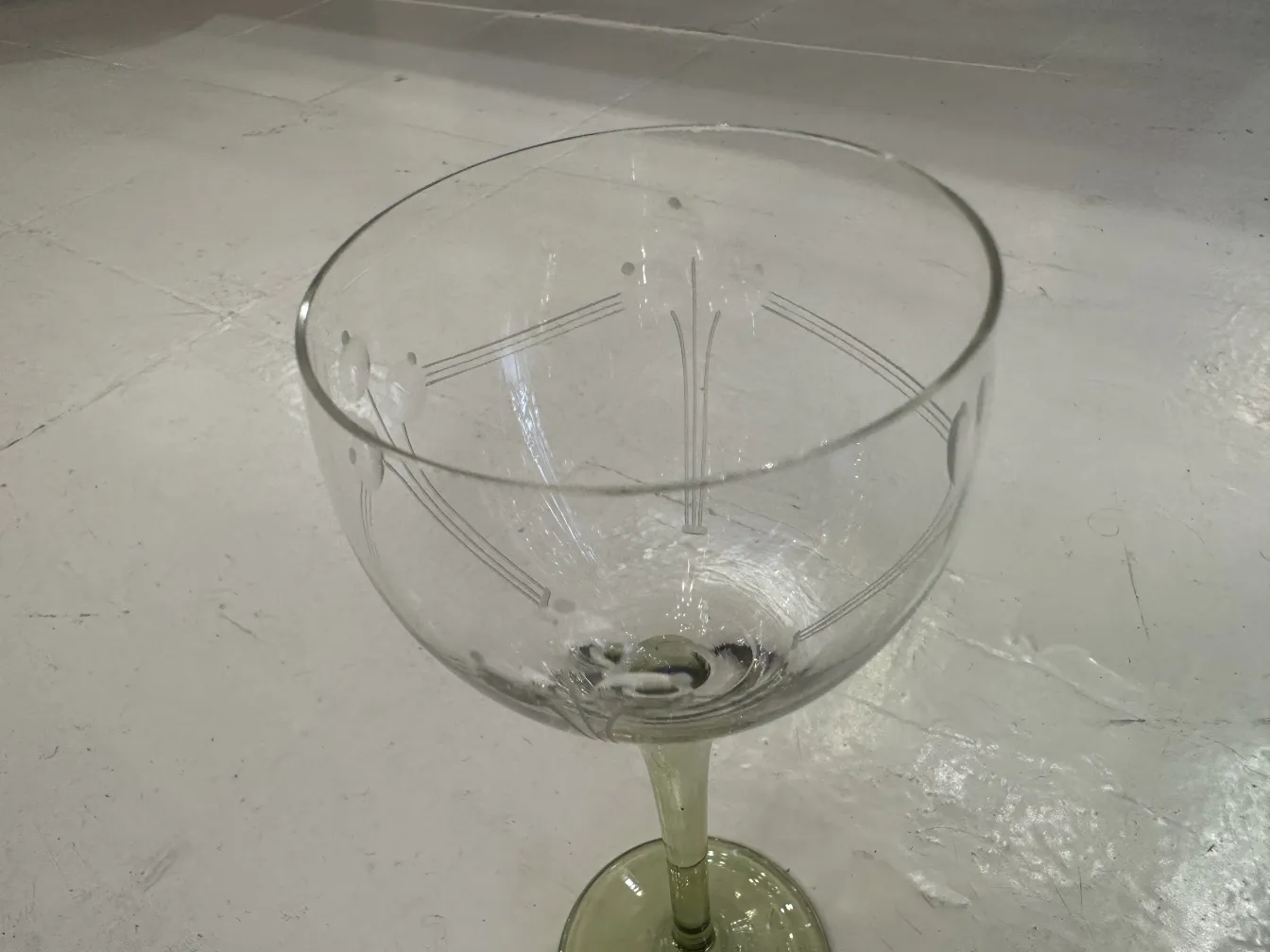 Six verres anciens avec des détails décoratifs sur fond clair