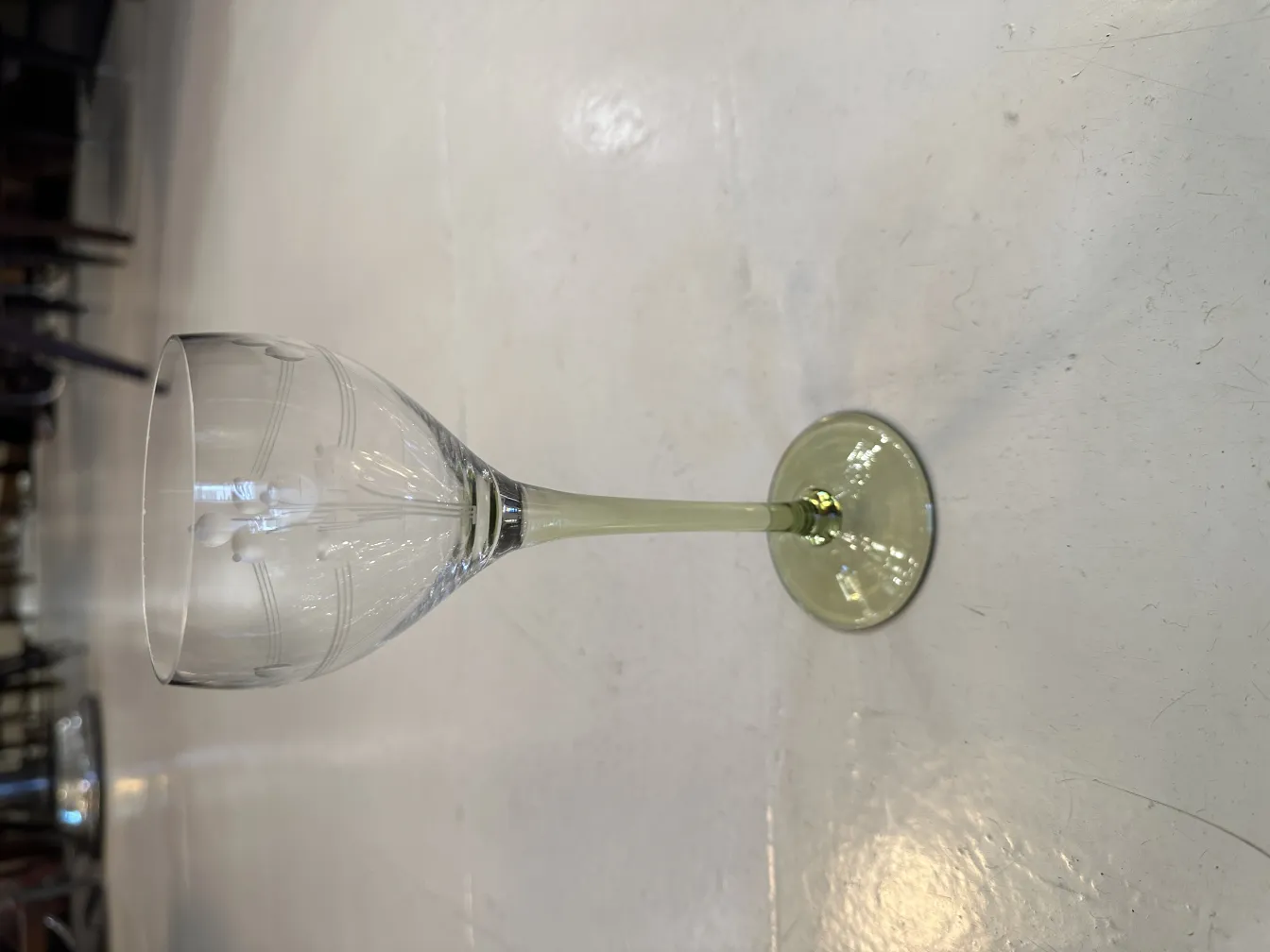 6 أكواب عتيقة بتصميم أنيق على خلفية فاتحة