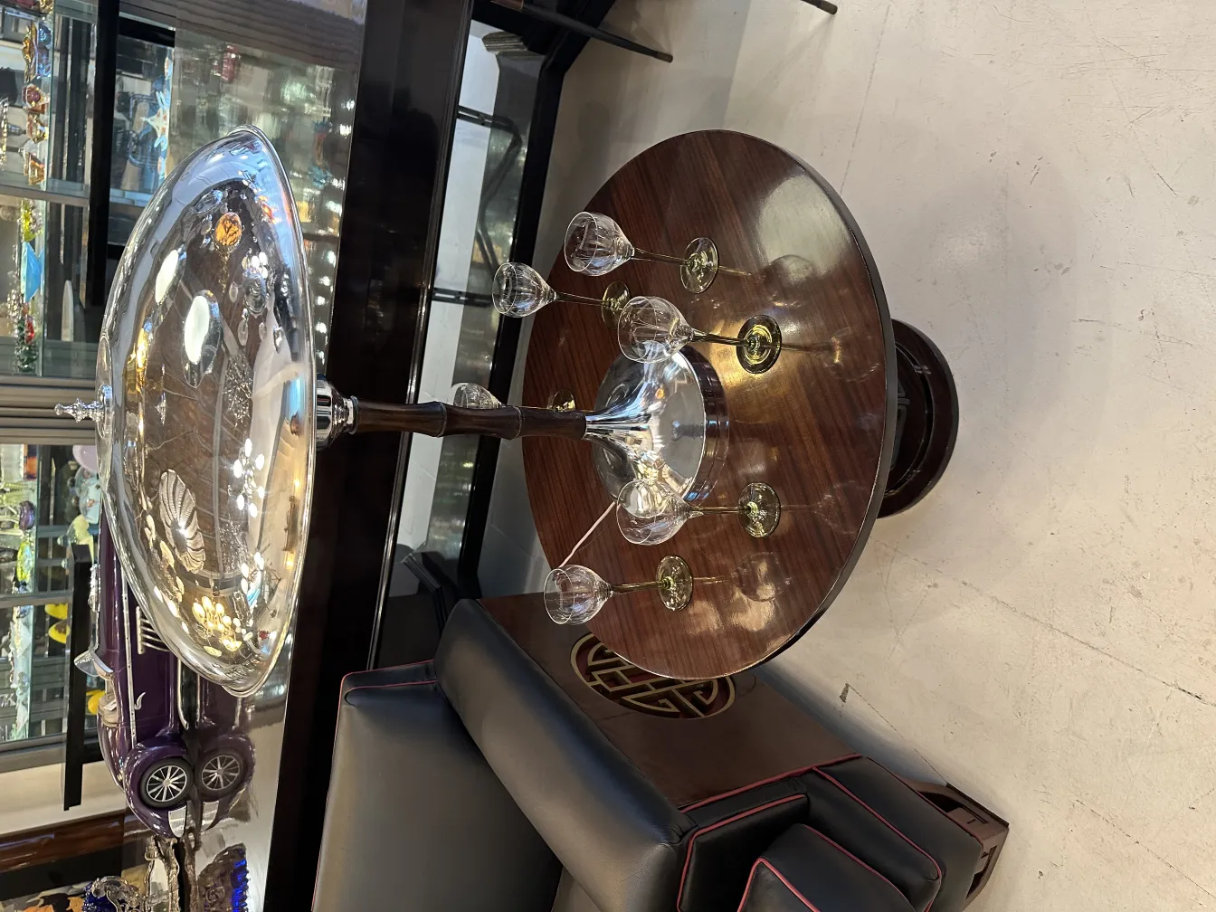 Set di 6 bicchieri antichi su tavolo in legno