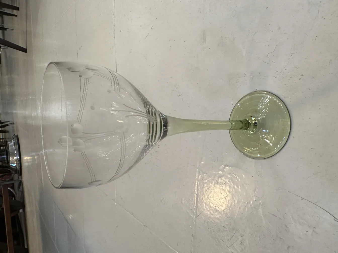 6 verres anciens avec décoration élégante, fond clair