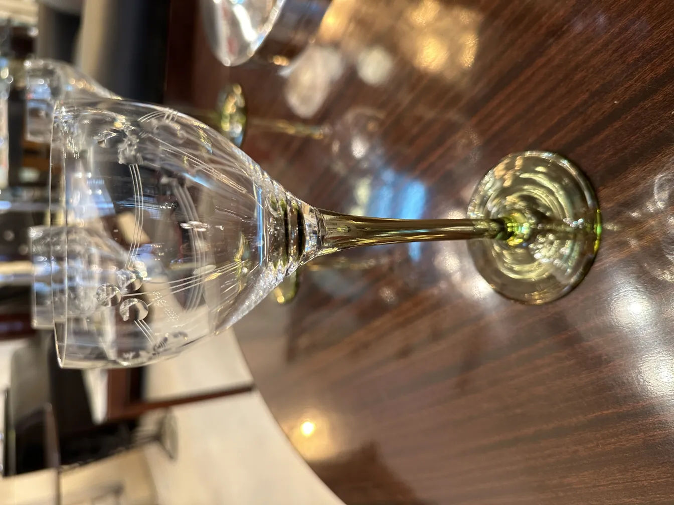 Six verres antiques ornés de détails élégants dans un environnement chaleureux.