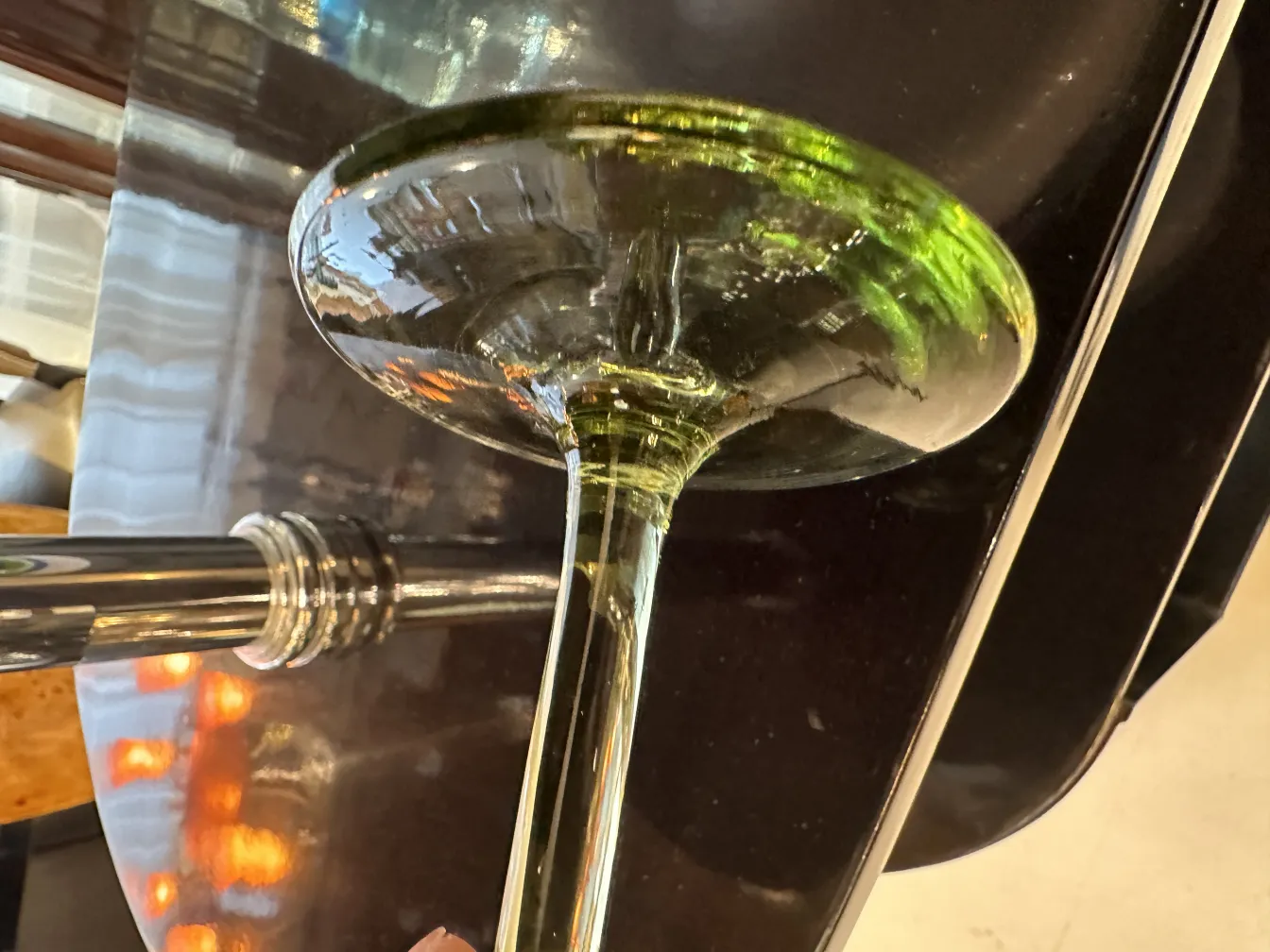 从下方看6个古董杯子，周围环境优雅