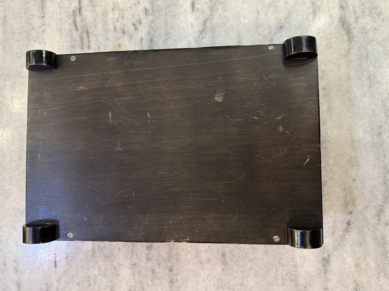 장식적인 디테일과 파티나가 있는 고풍스러운 상자