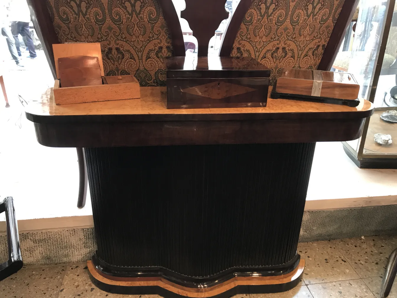 caja antigua con diseño decorativo, ambiente de antigüedades