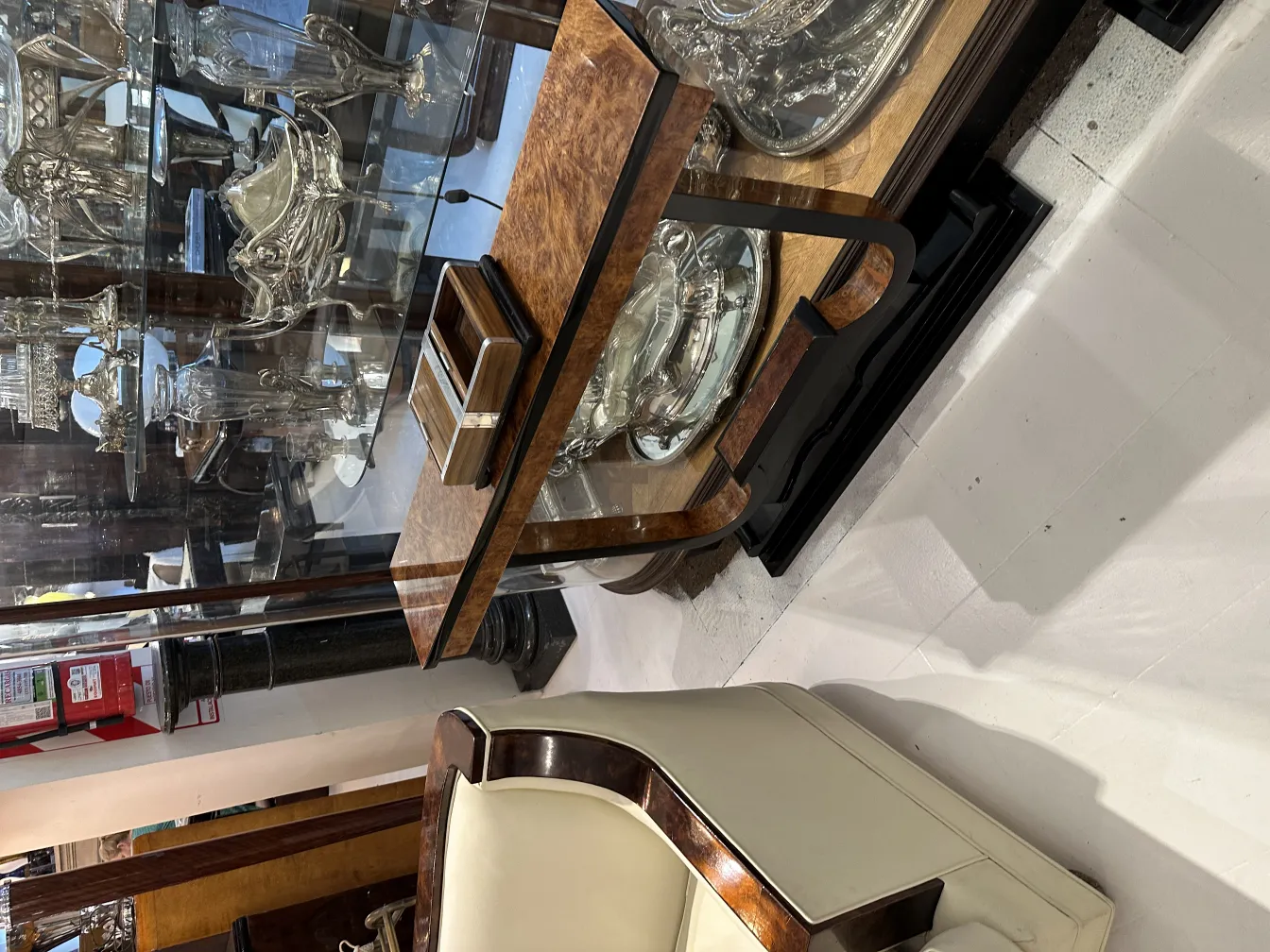 صندوق تخزين قديم في إطار متحف.