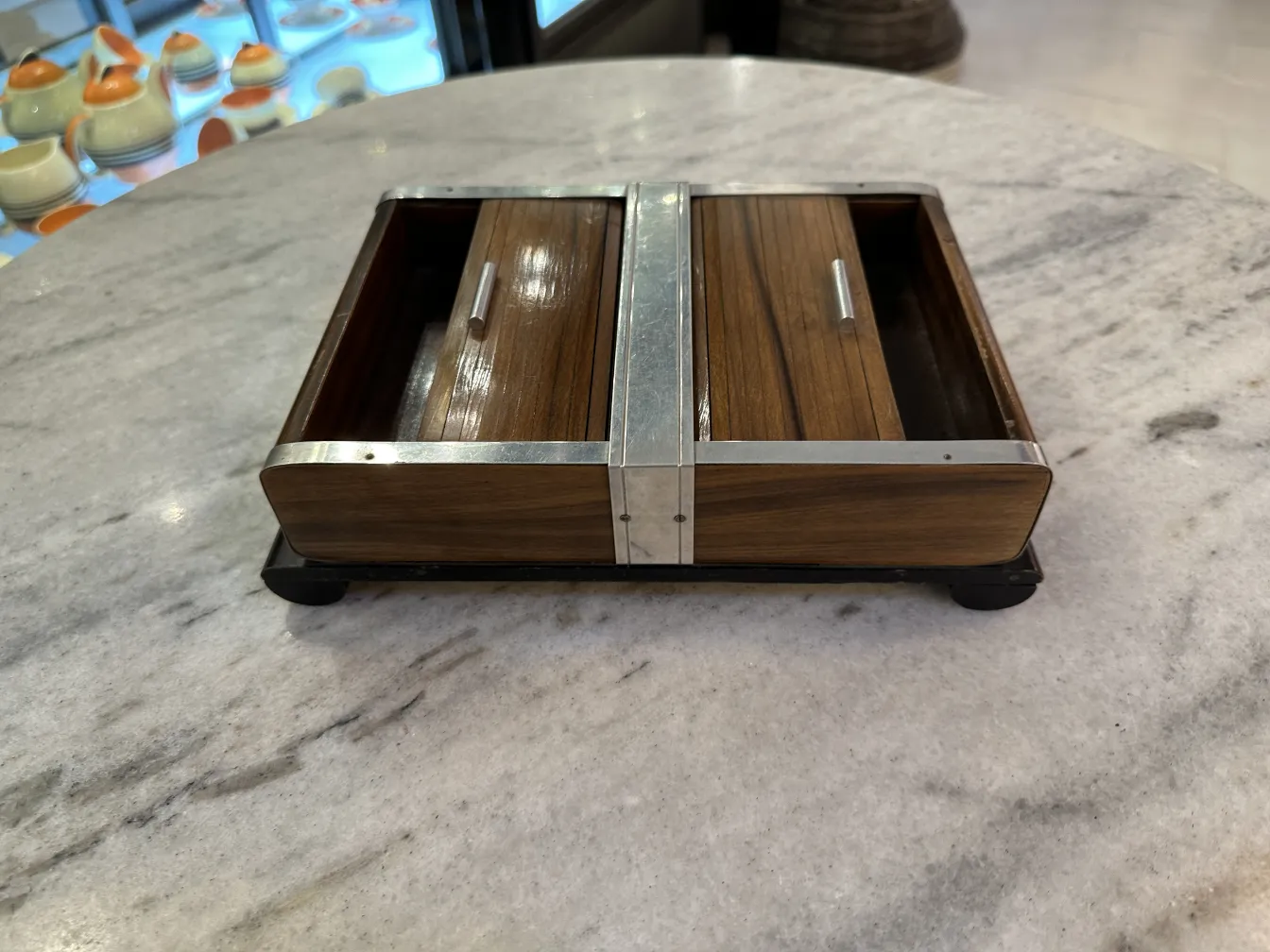 Antike Box mit elegantem Design auf einem Marmortisch.