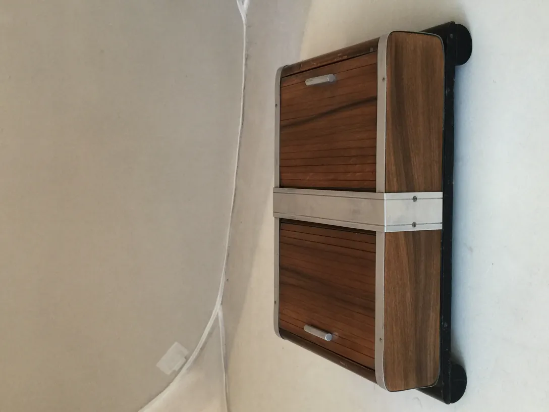 boîte antique avec un design élégant et des détails décoratifs