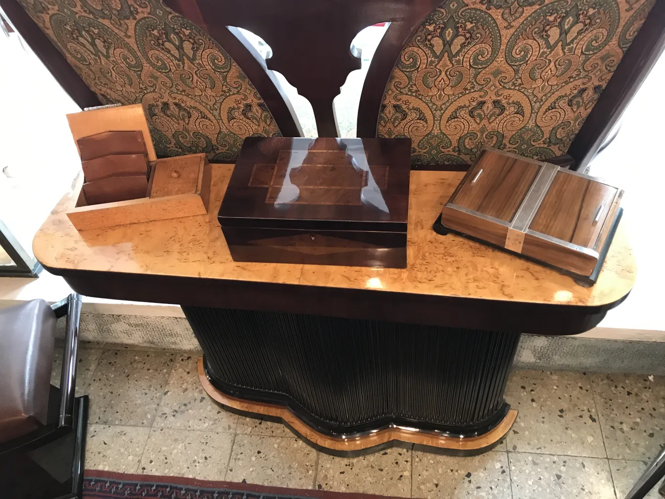 Caja antigua decorativa elegante sobre mesa de madera