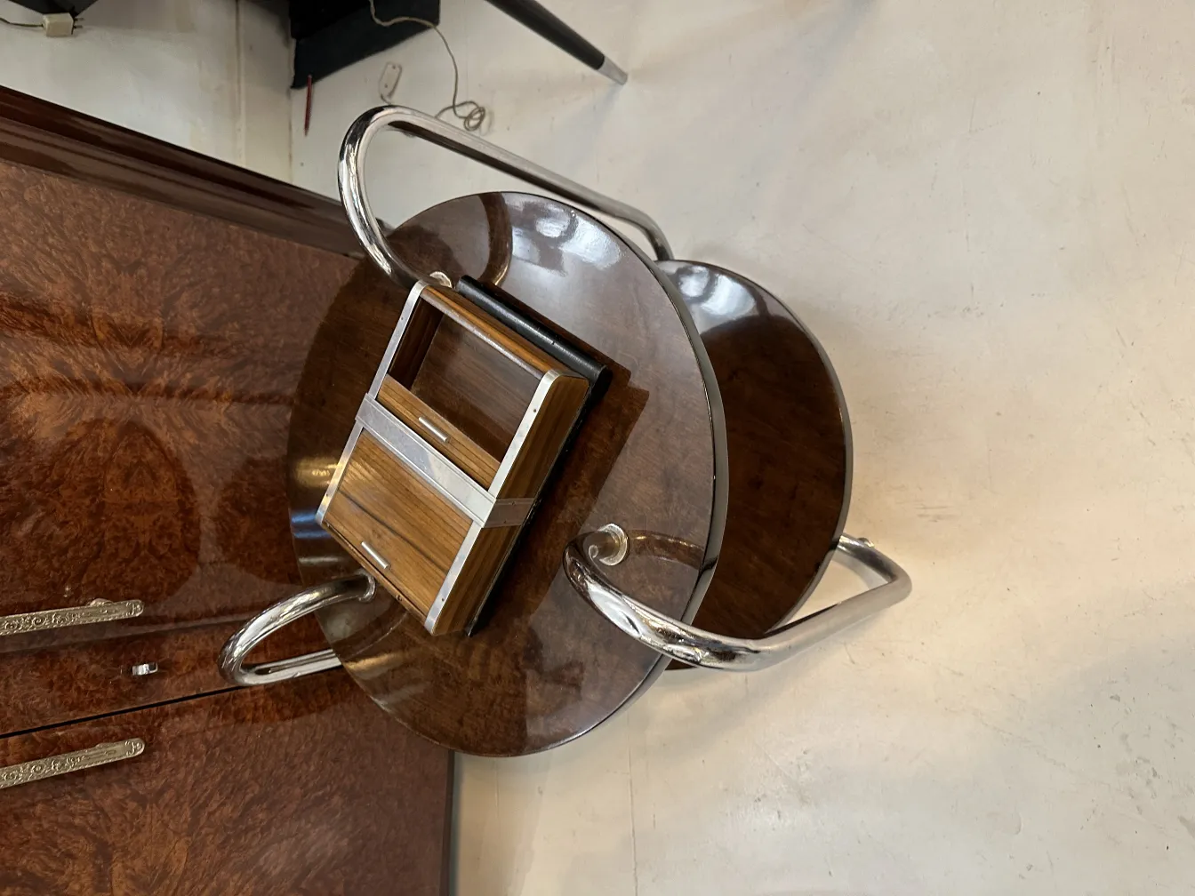 caja antigua con detalles elegantes en un entorno moderno