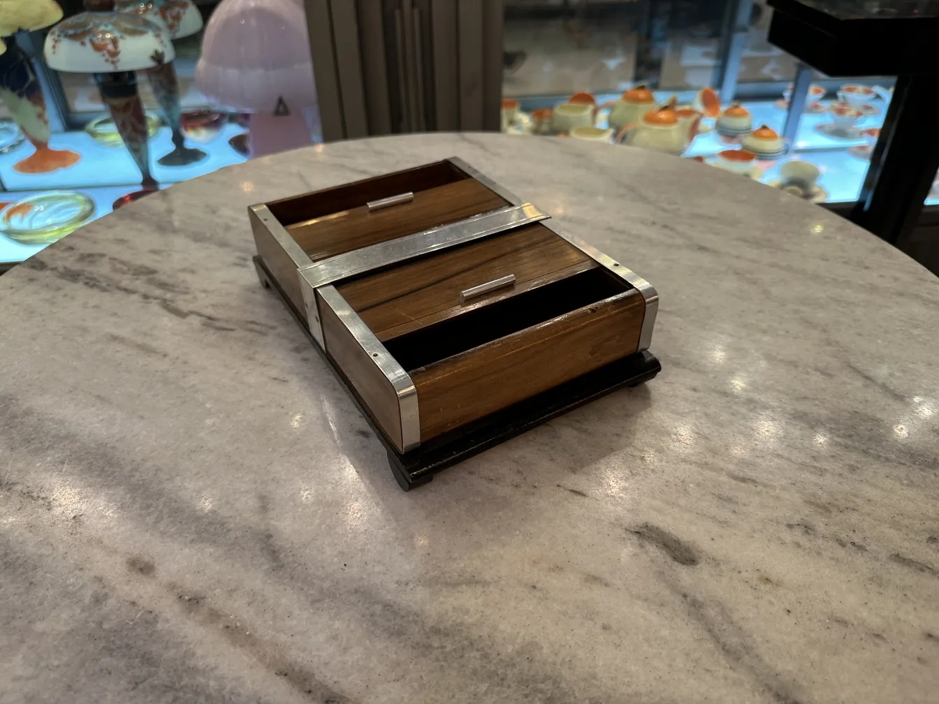 caixa antiga com compartimentos decorativos em uma mesa