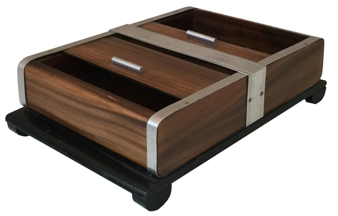 Alte Kiste mit zwei Fächern und elegantem Design.