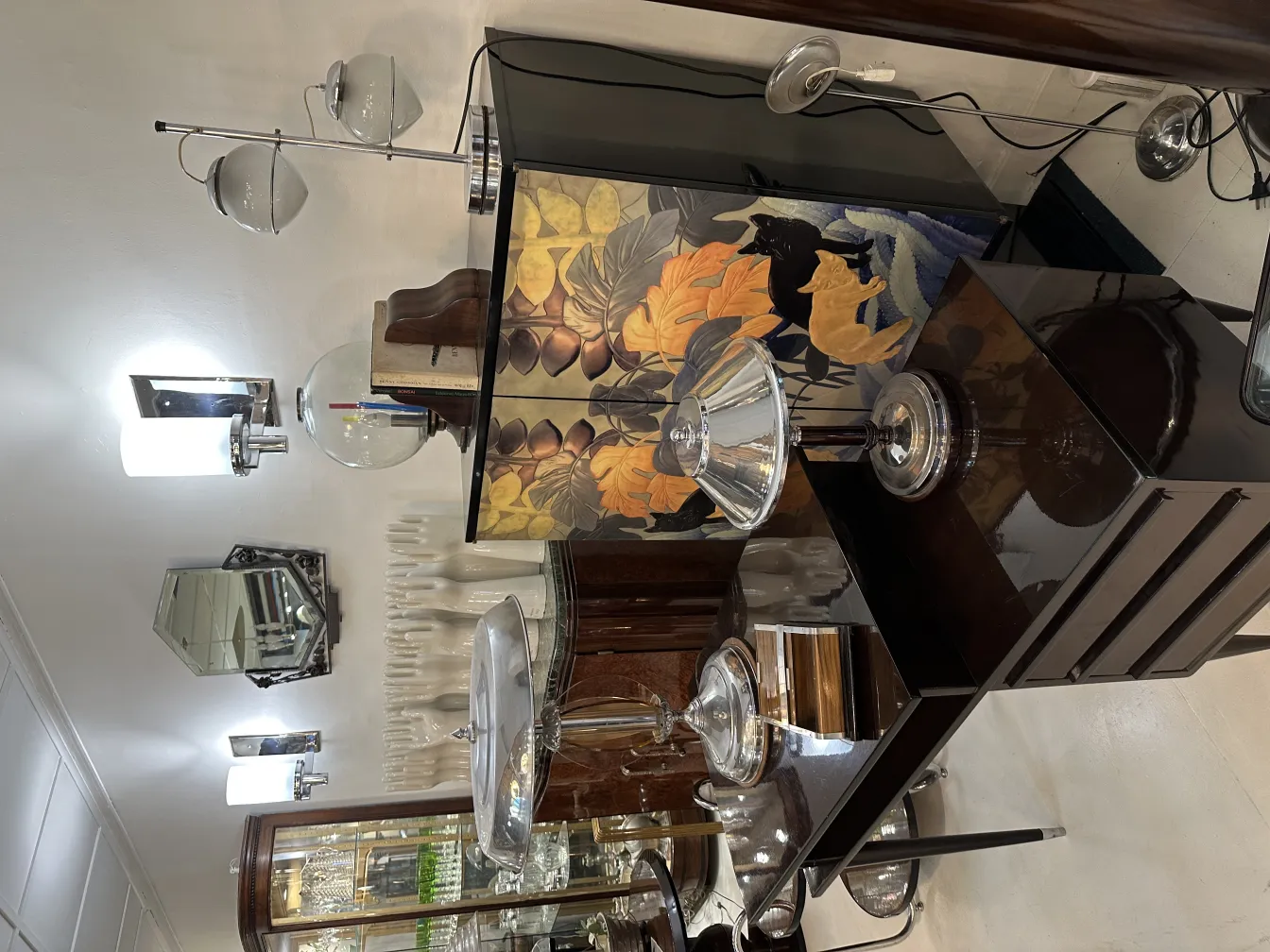 scatola decorativa antica con stile e dettagli visivi