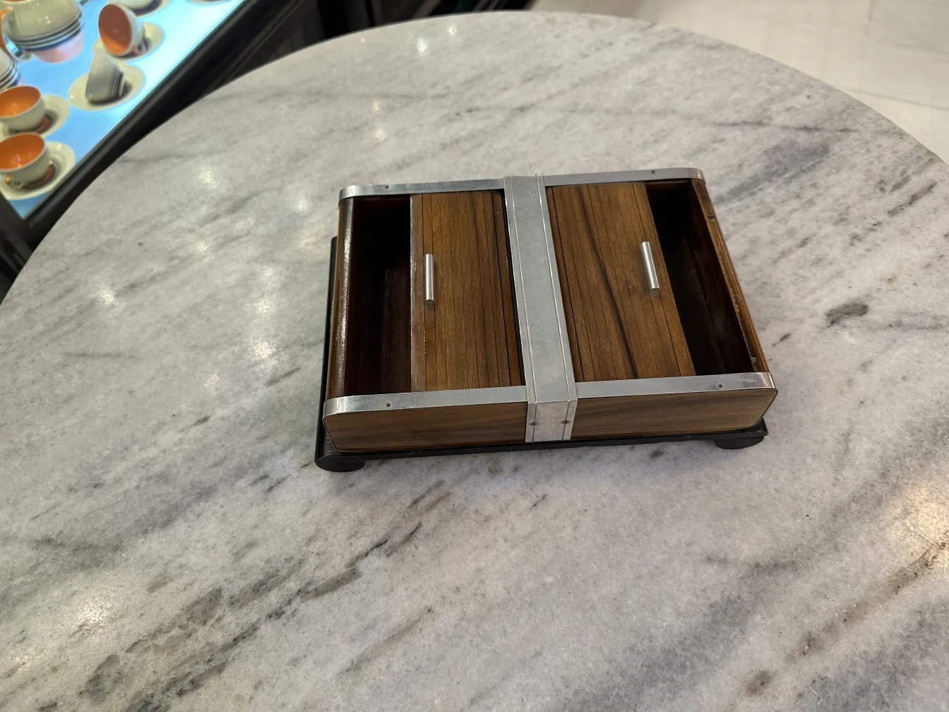 antike Holzkiste mit Fächern und elegantem Design