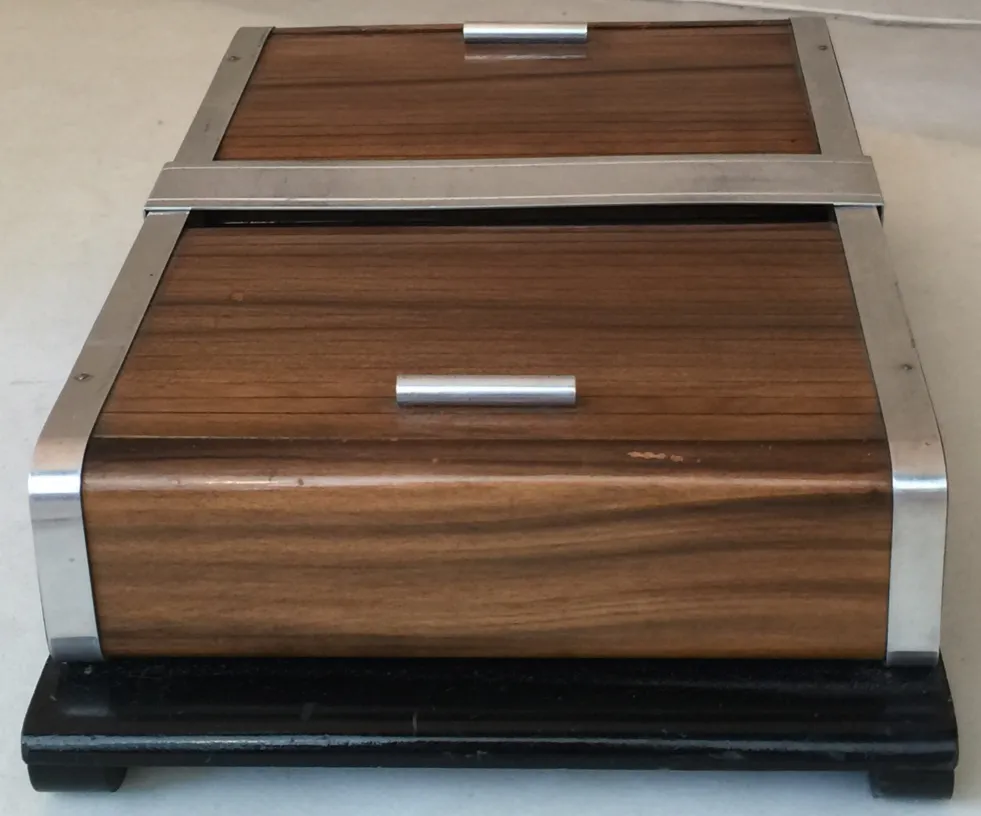 Scatola antica in legno con coperchio e cerniere in metallo, decorazione sottile