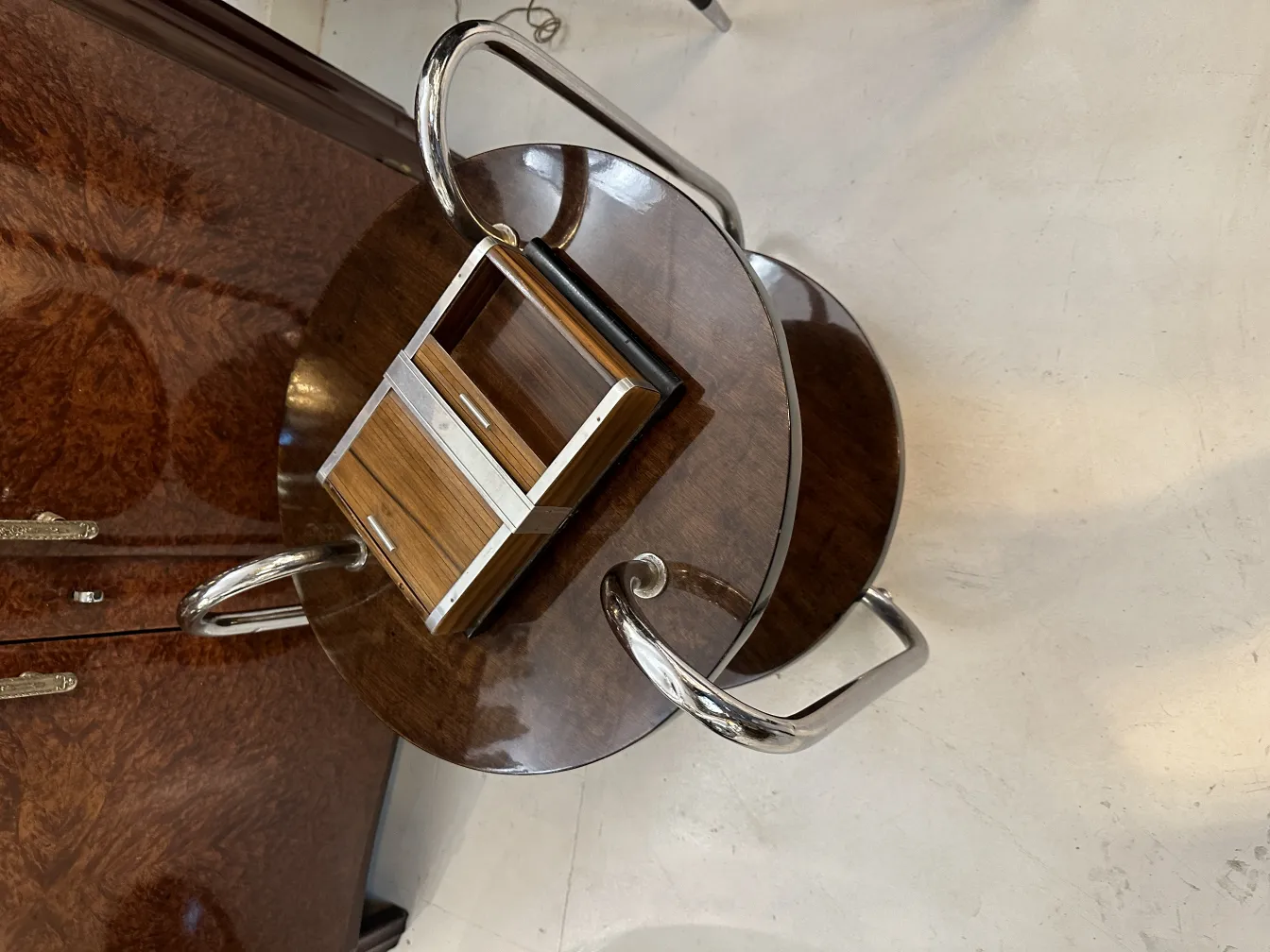 प्राचीन सजावटी डिब्बा पर एक मेज़