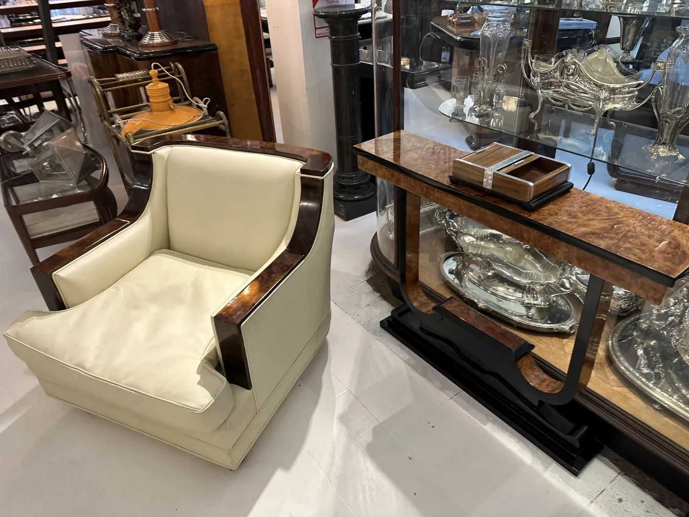 boîte ancienne décorative dans un cadre élégant