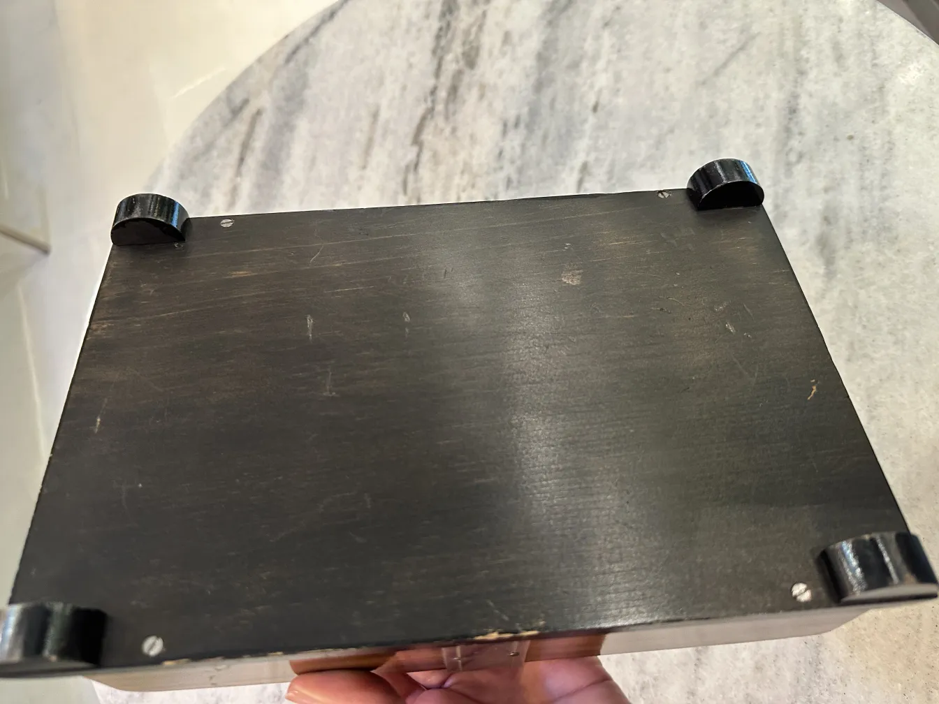 Caja antigua decorativa con detalles visibles