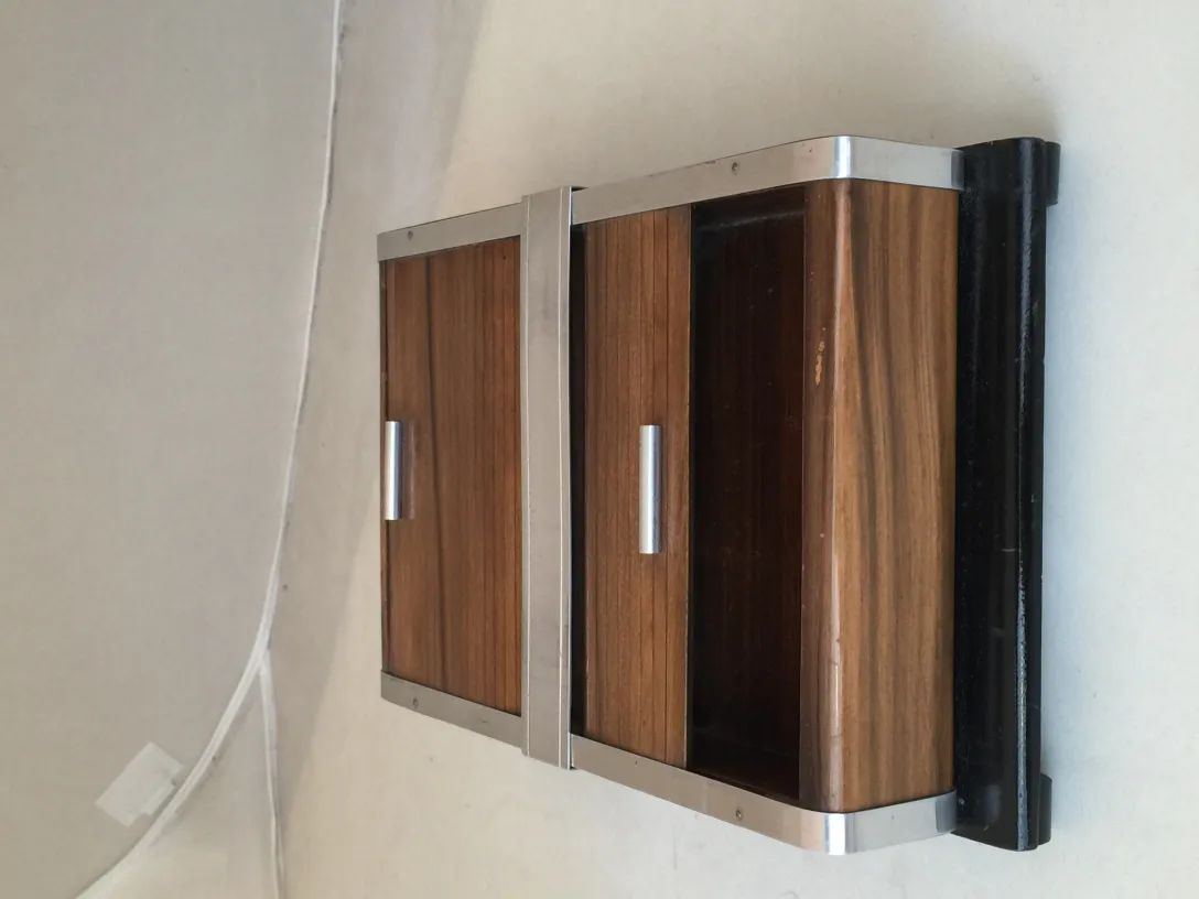 caja antigua de forma rectangular con separaciones