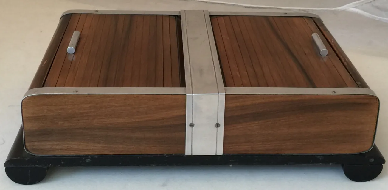 caixa antiga com design elegante e puxador prateado