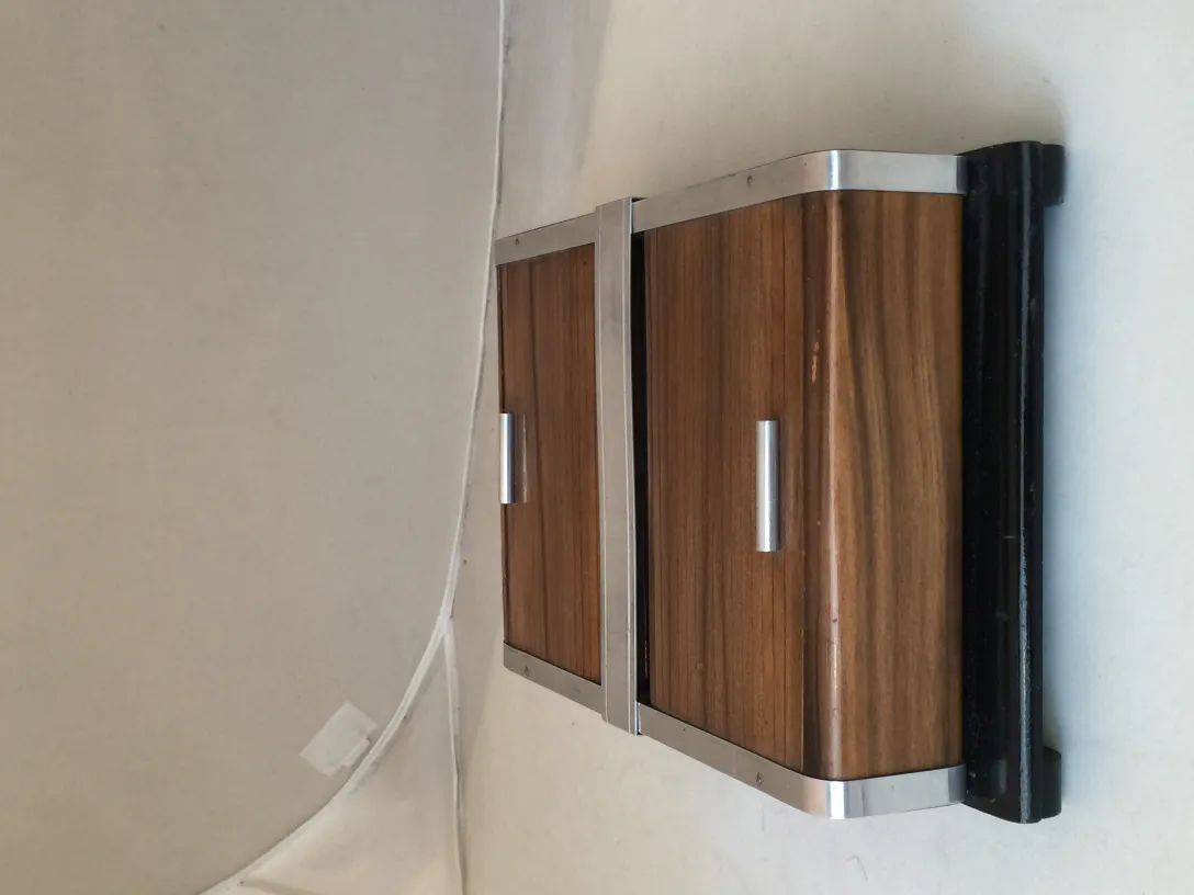 古董箱，展示木材和金属结构，侧面视图。