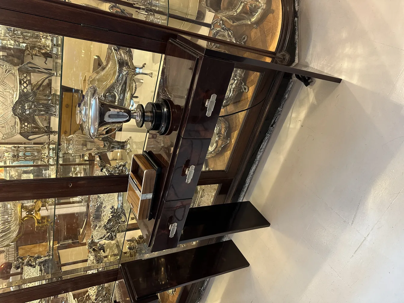 boîte ancienne avec détails décoratifs, exposée dans une vitrine