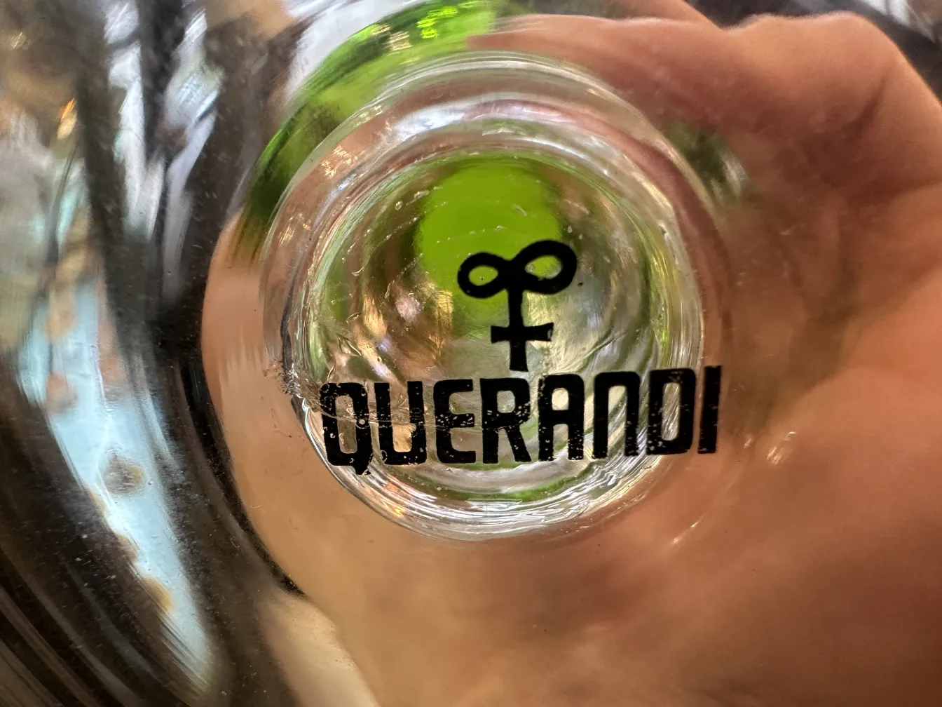 12 verres querandi sur une surface réfléchissante