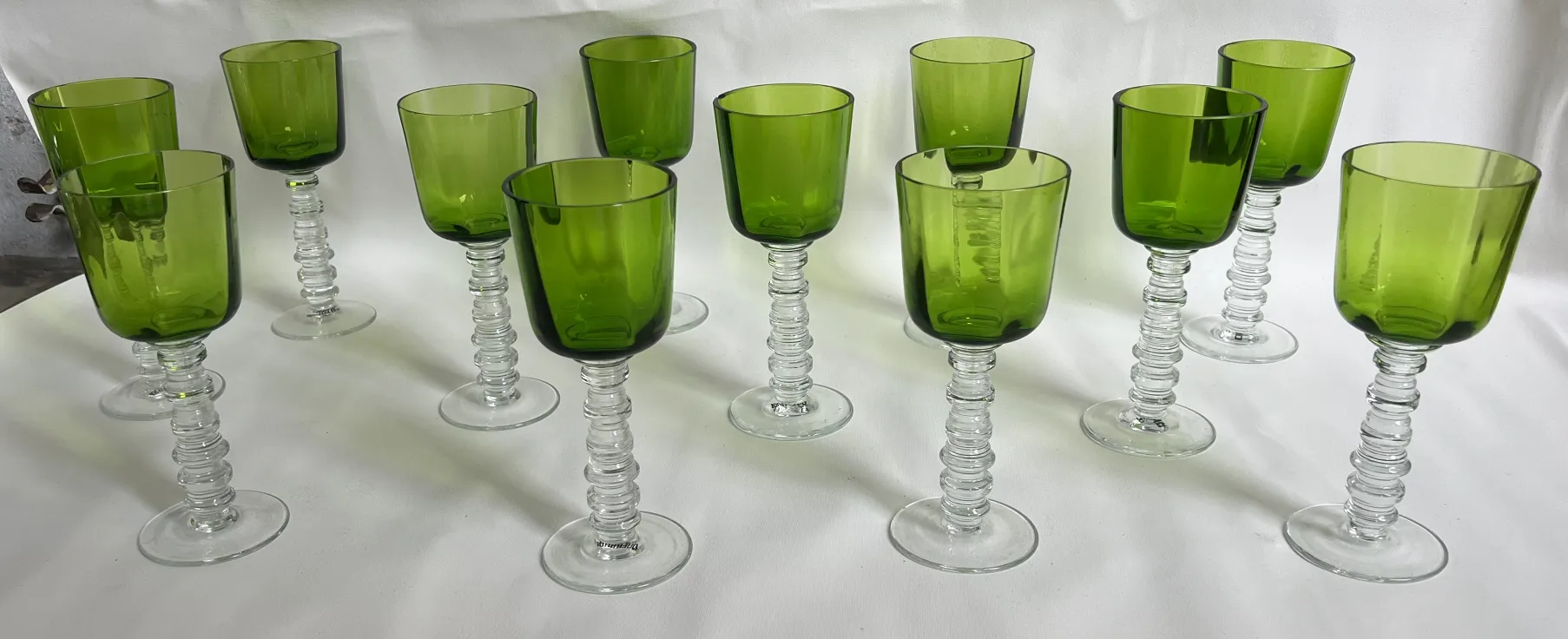 Douze verres antiques verts avec des bases élégantes