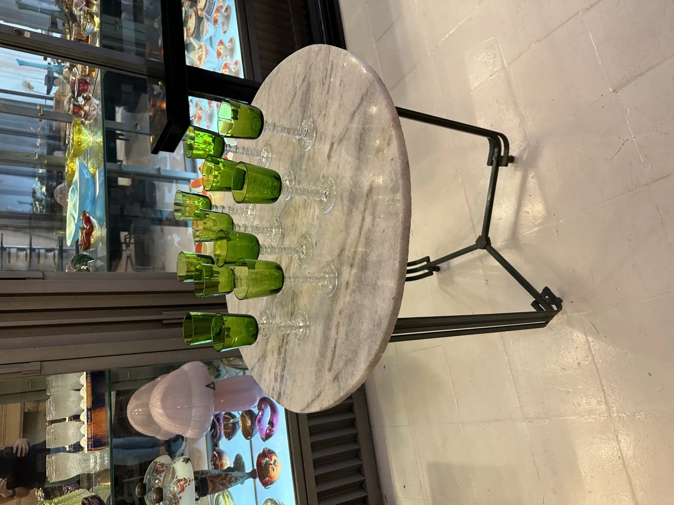 12 个 querandi 杯子的组合，放置在古董背景和展示柜中