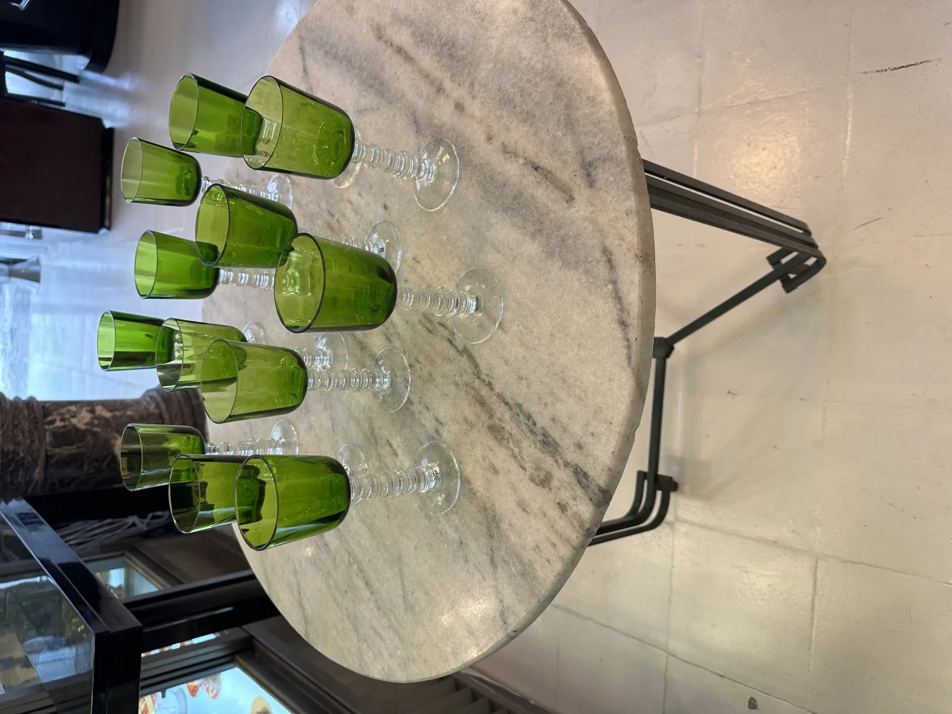 Conjunto de 12 copas Querandi antiguas de color verde, en un ambiente neutro.