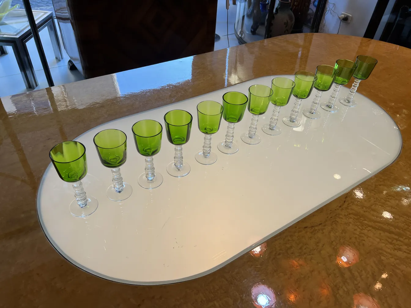 Set di 12 bicchieri antichi Querandi di colore verde brillante, disposti su un tavolo.