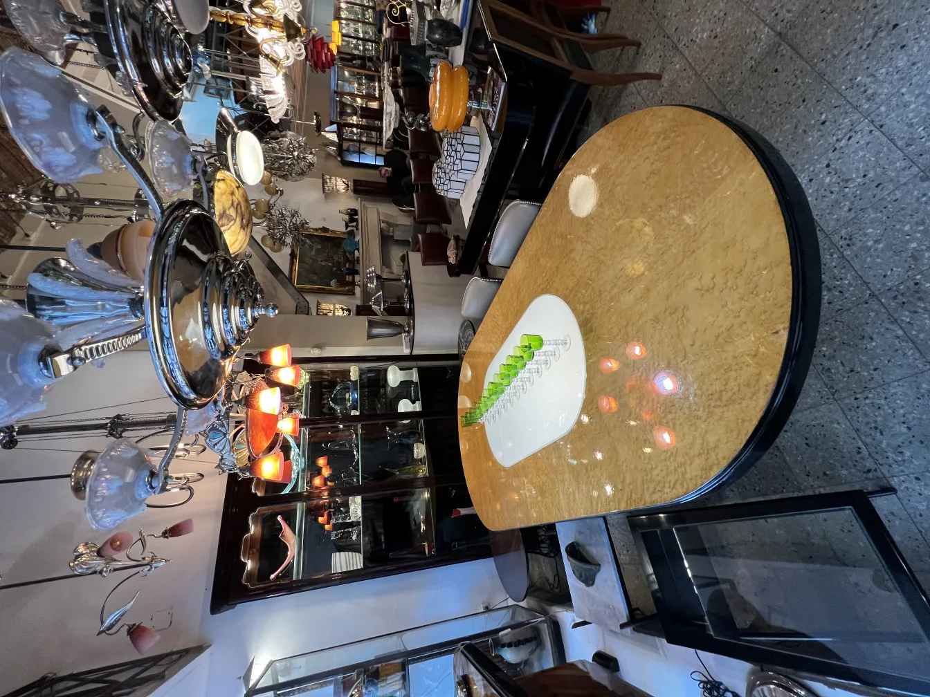 12 copas querandi antiguas sobre una mesa ovalada con decoración