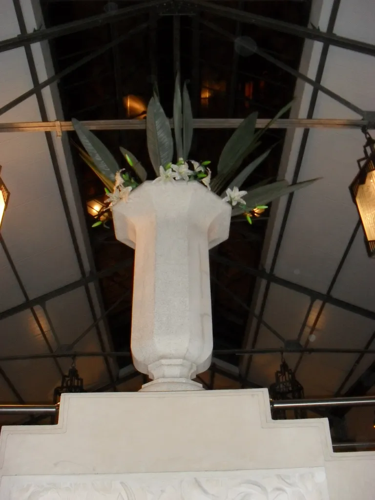 antiker dekorativer Kelch mit Blumen in einem eleganten Raum