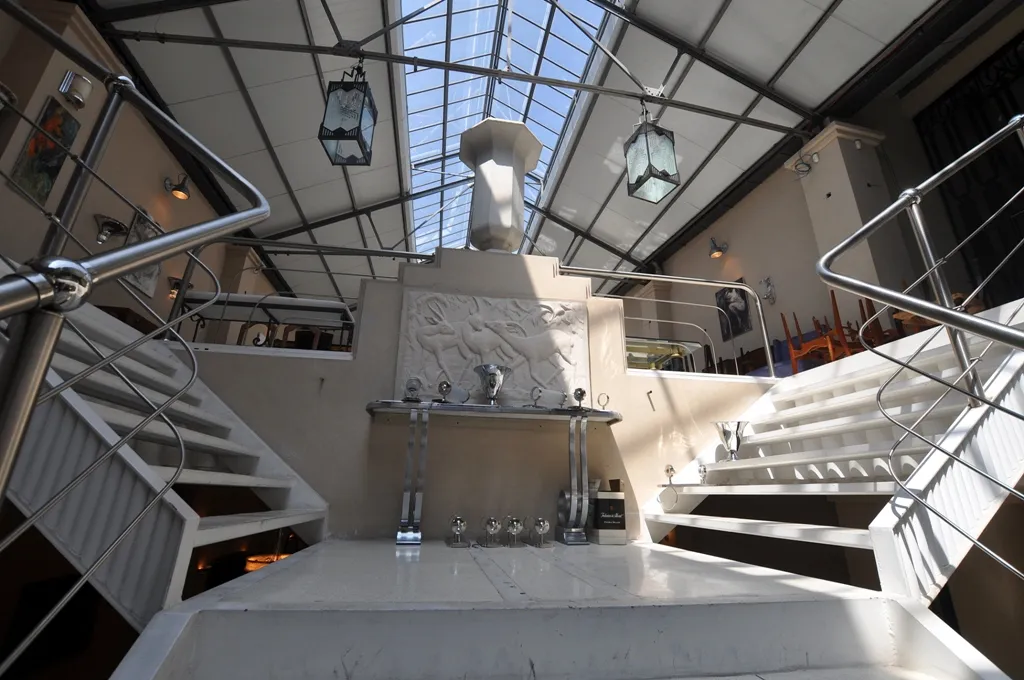 Antiker dekorativer Kelch auf hellem Hintergrund.