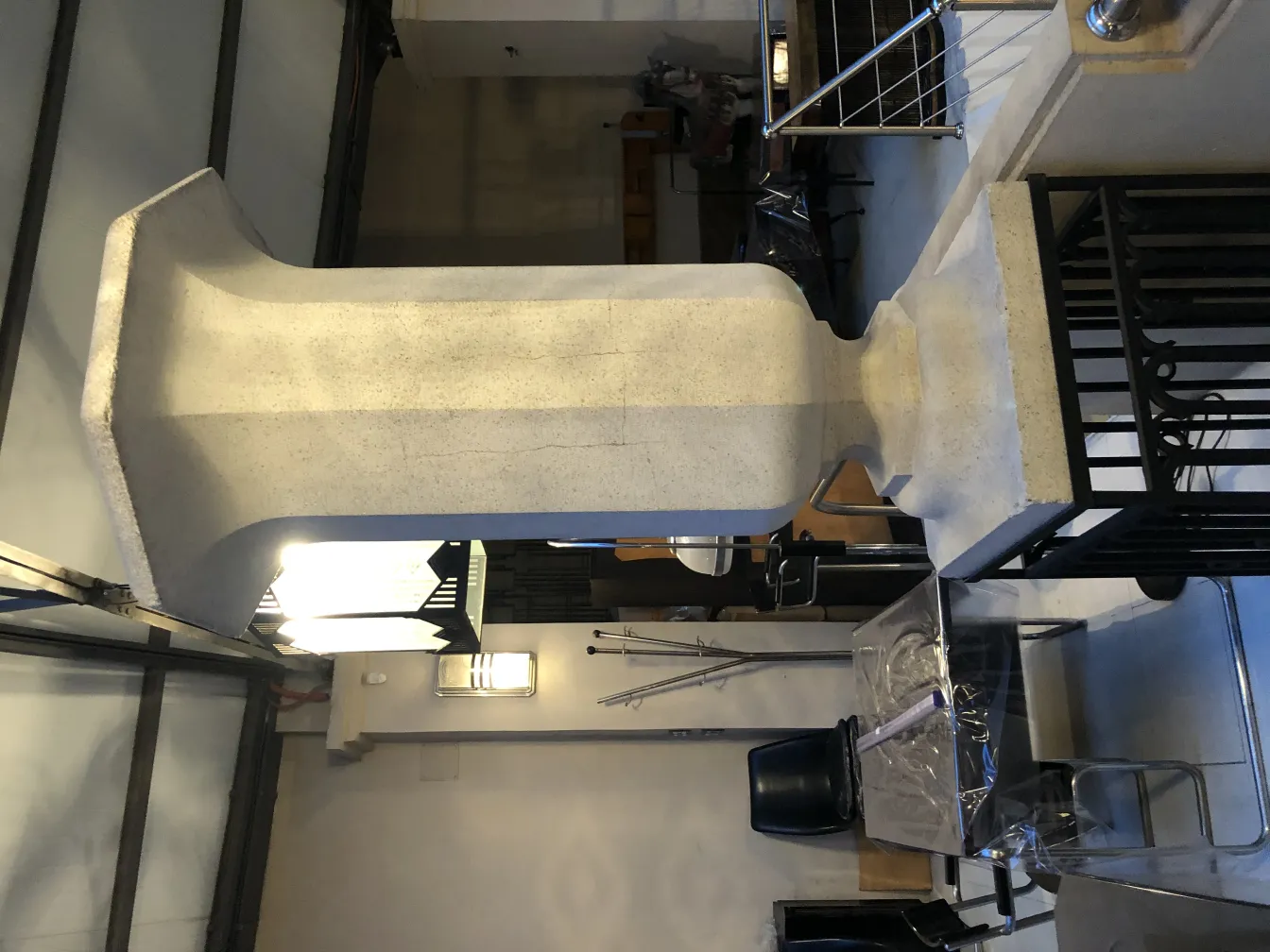 고대 장식용 잔, 현대적인 환경에서 우아한 디자인 으로.