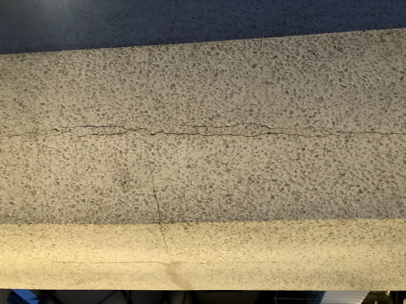 Cálice decorativo antigo com design elegante e simples, fundo neutro.