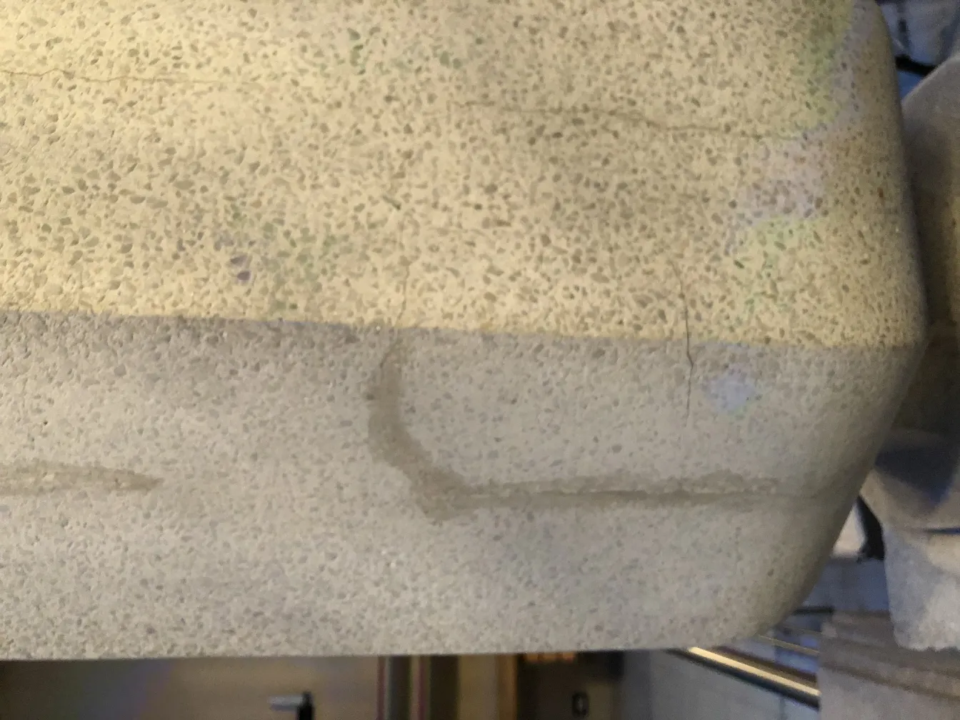 Calice décoratif ancien avec des détails uniques dans un cadre chaleureux.