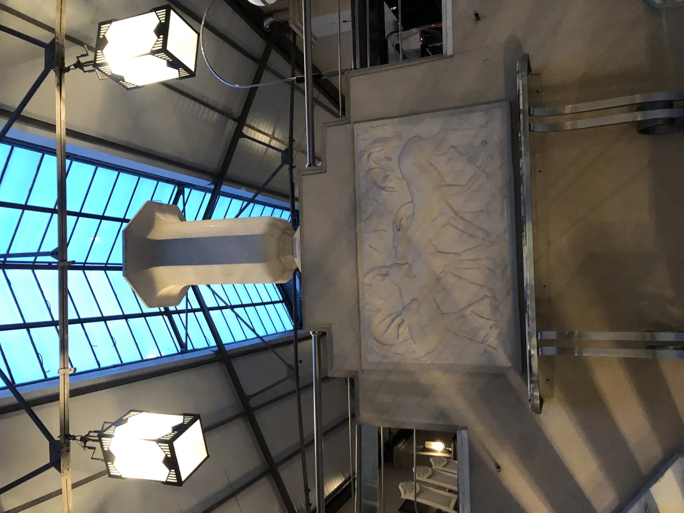 cálice decorativo antigo com desenhos intrincados em um ambiente elegante