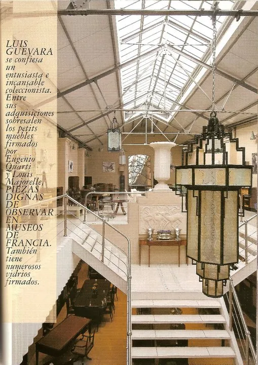 copón decorativo antiguo en un ambiente de antigüedades elegante con muebles finos