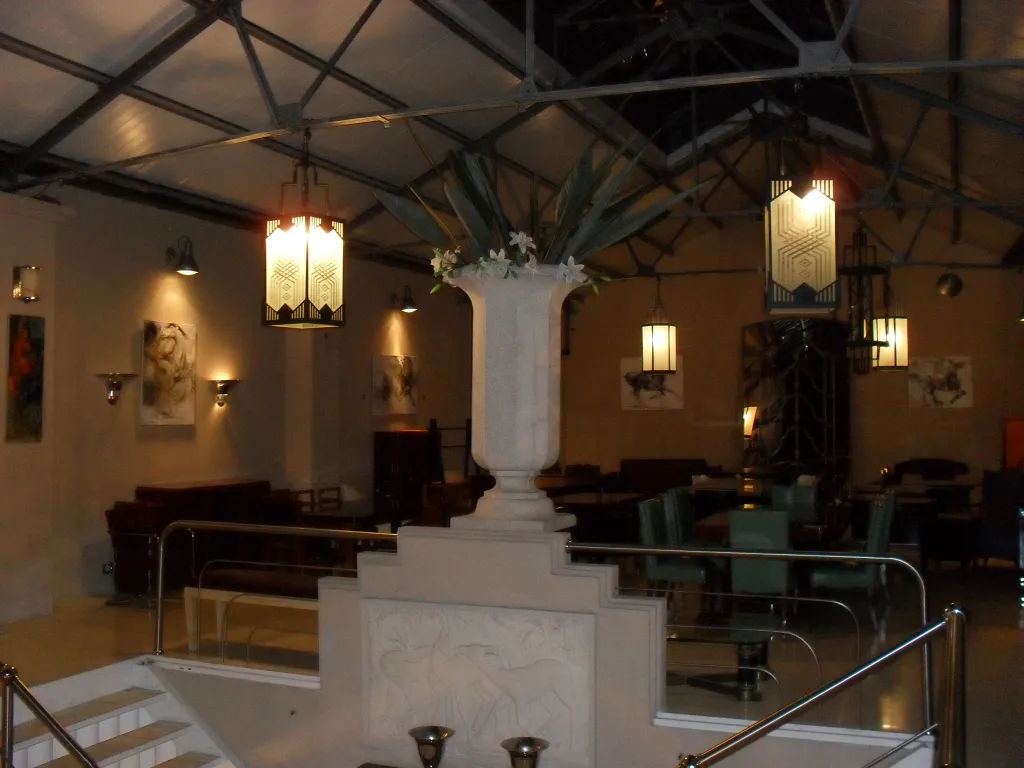 고전적인 장식용 잔의 레스토랑 환경에서 세련된 디자인 요소.