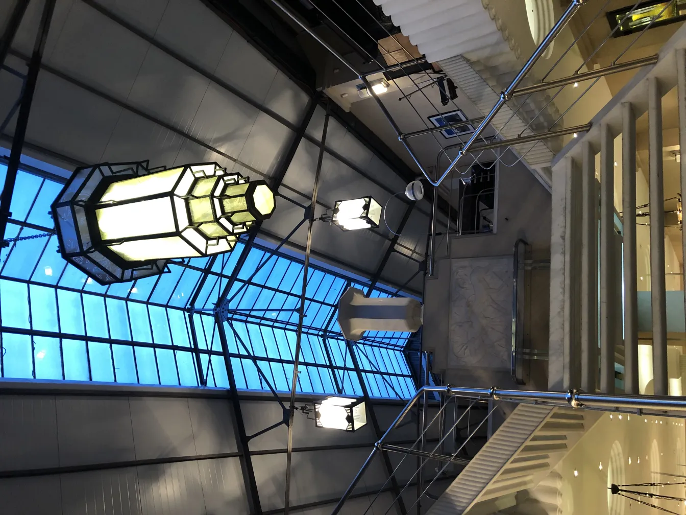 calice décoratif ancien dans une ambiance éclairée