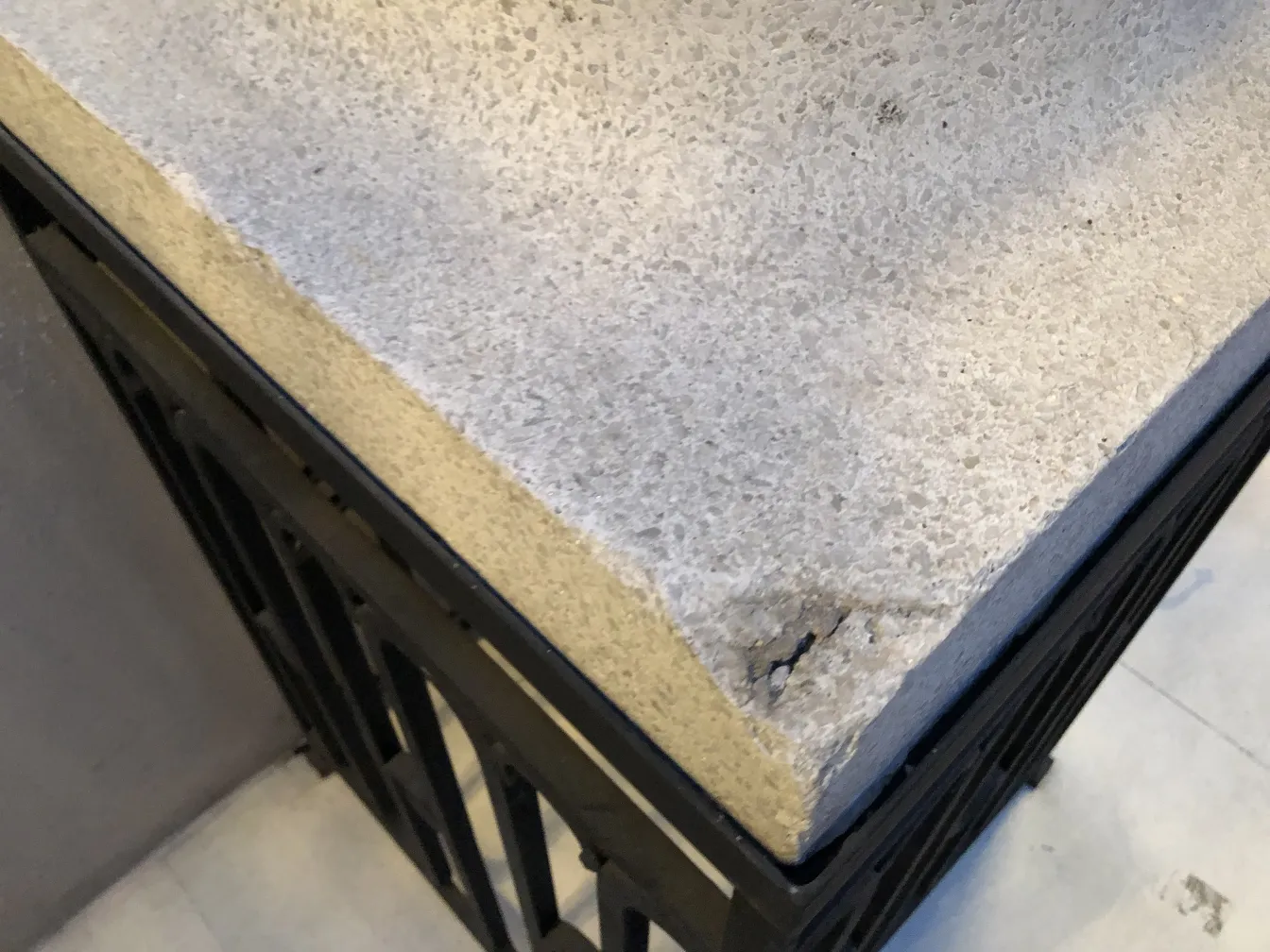 copón decorativo antiguo en un ambiente elegante