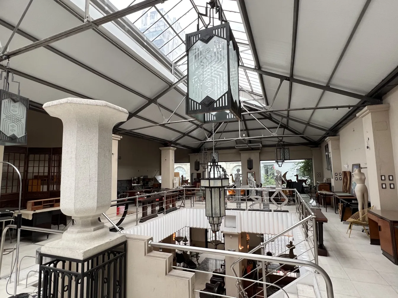 Ancien calice décoratif élégant dans un cadre moderne