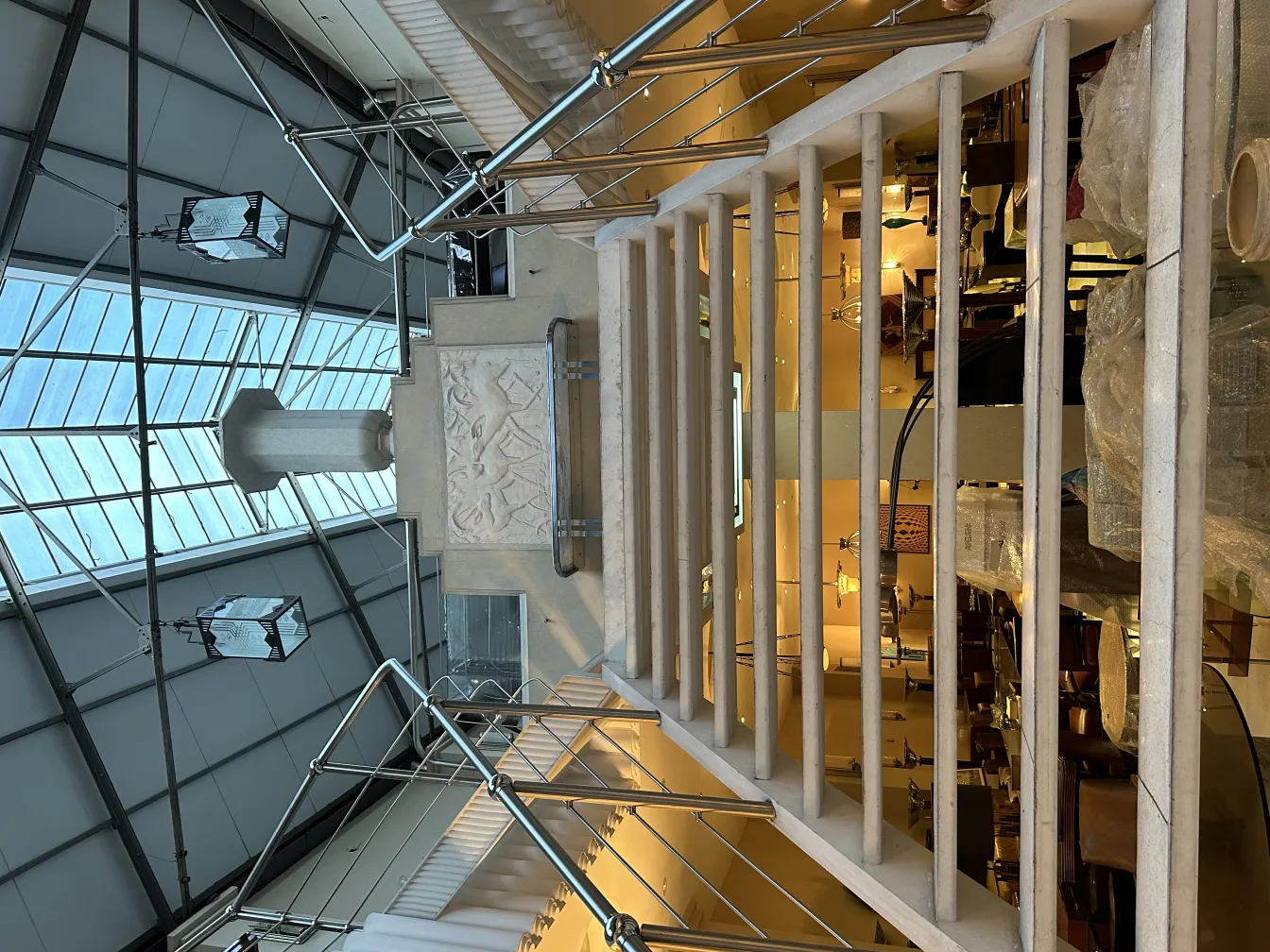 cálice decorativo antigo em uma casa elegante com escadas