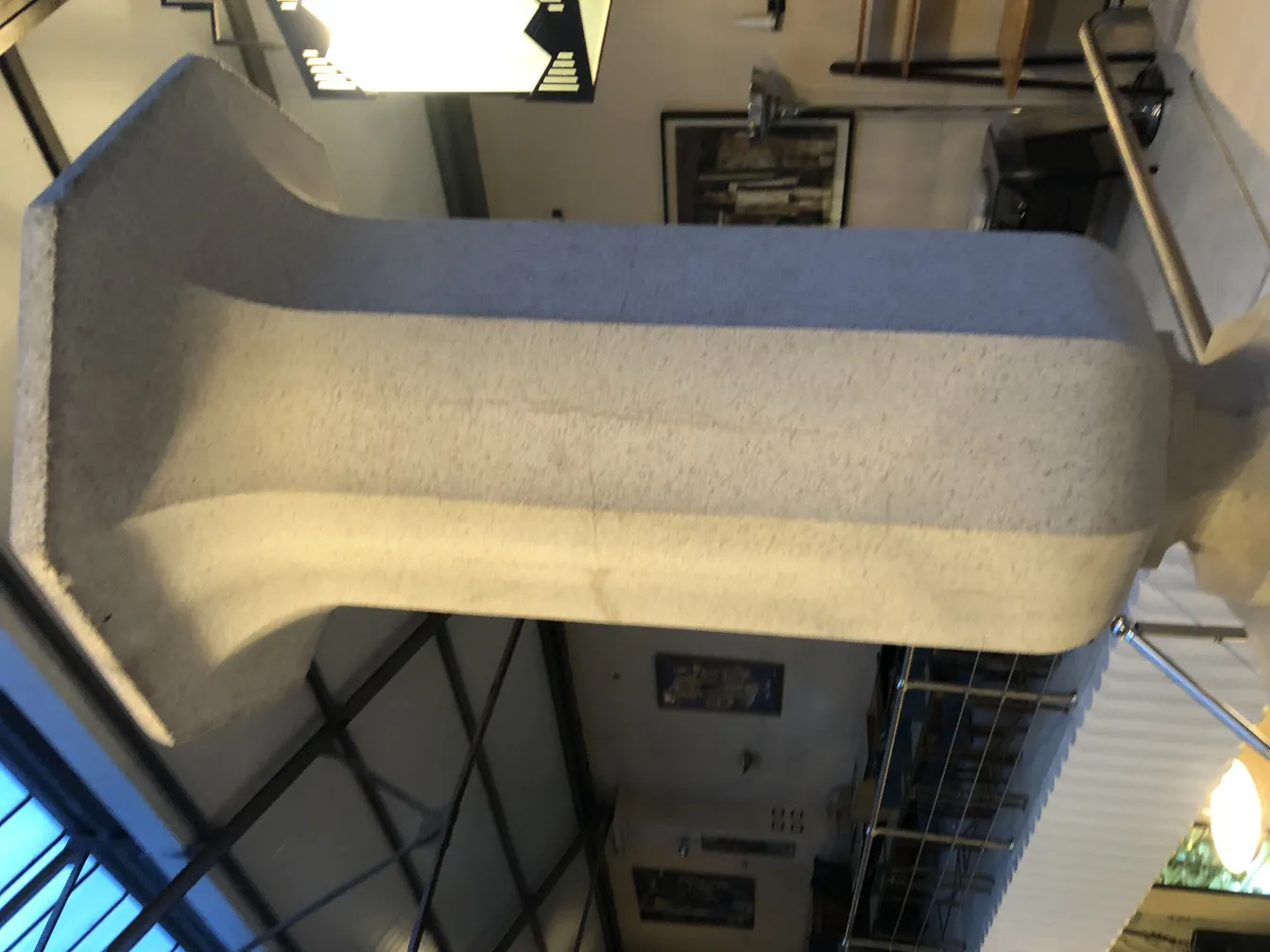 Copón decorativo antiguo con diseño elegante y ambiente acogedor.