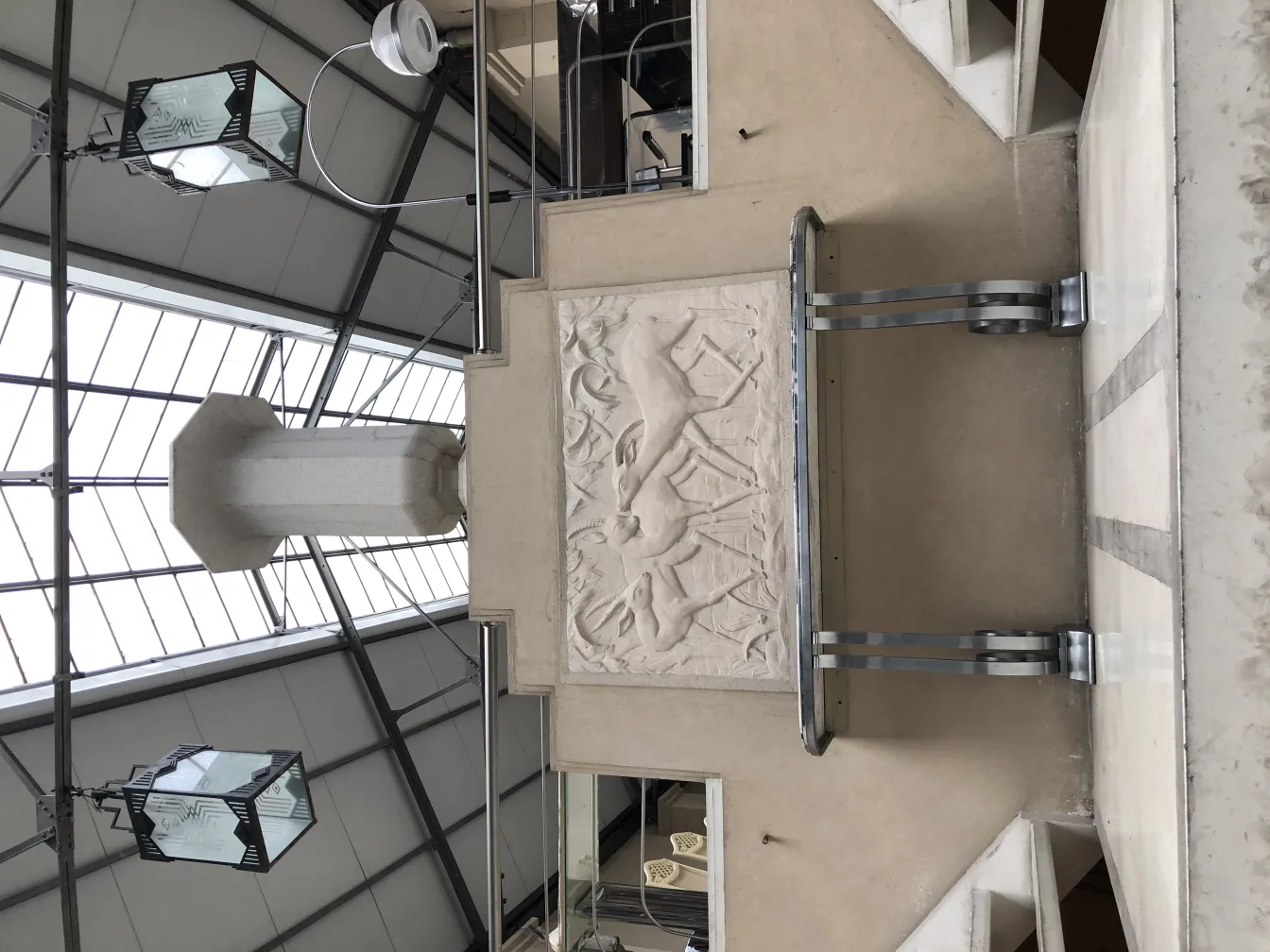 Calice decorativo antico con dettagli eleganti in un contesto moderno.