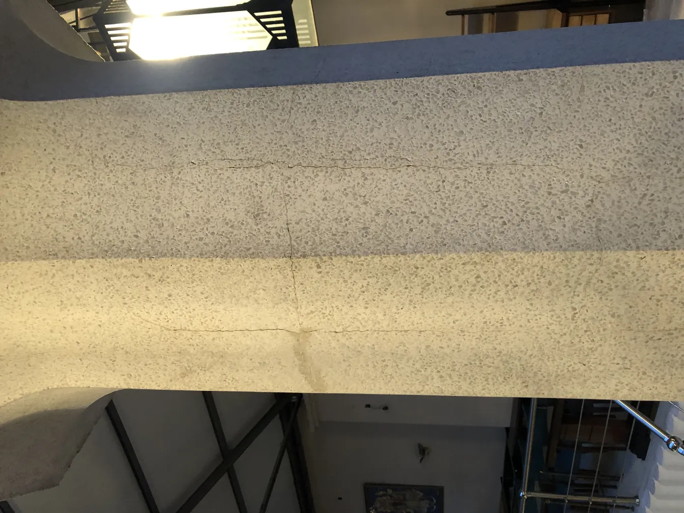 calice decorativo antico in un interno illuminato