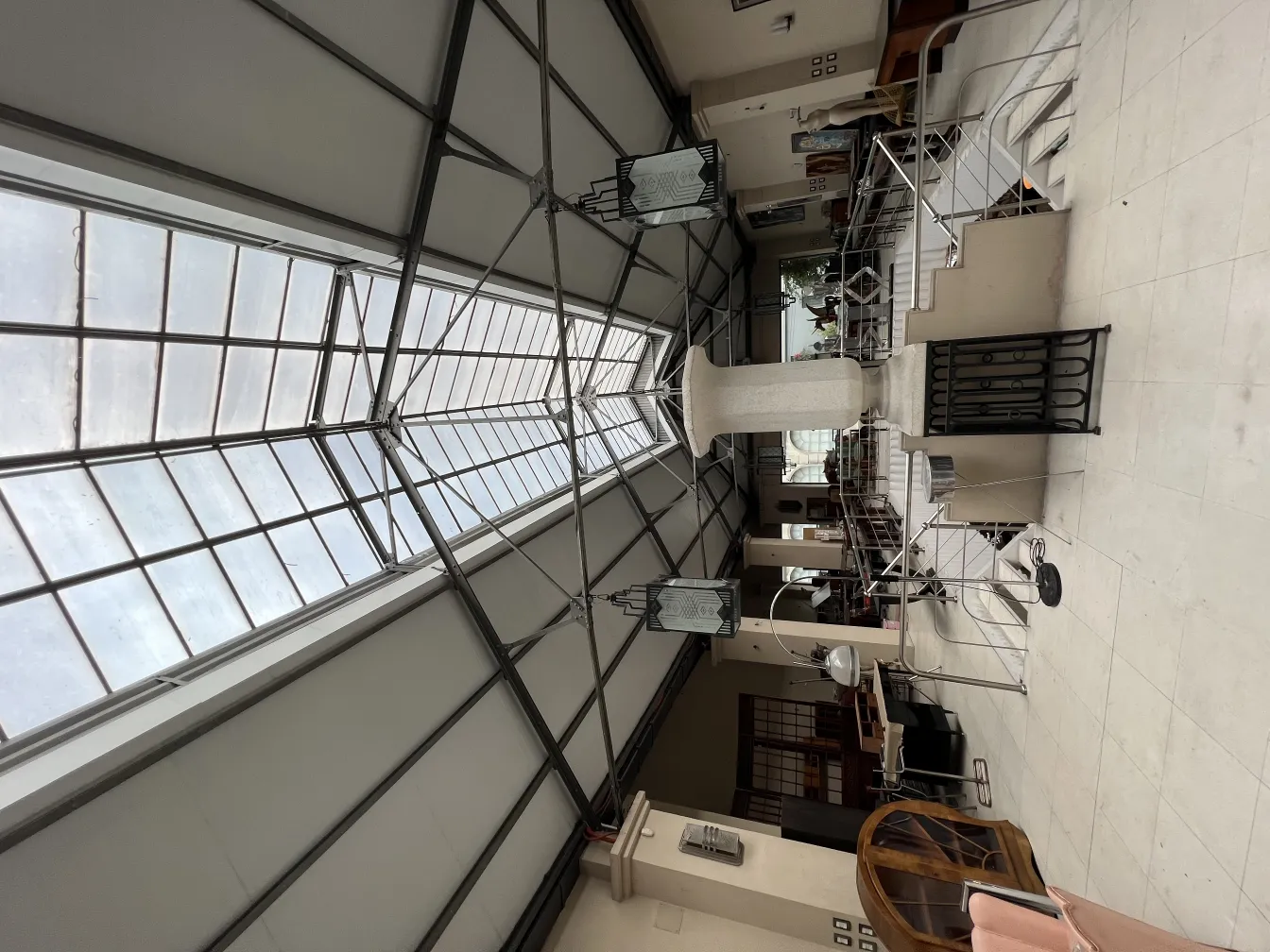 calice décoratif ancien dans un espace élégant avec des détails architecturaux